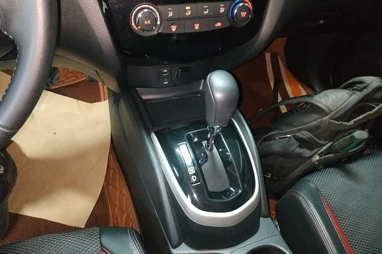 Used Nissan Qashqai 2016 2.0L CVT Luxury Edition Gear Lever