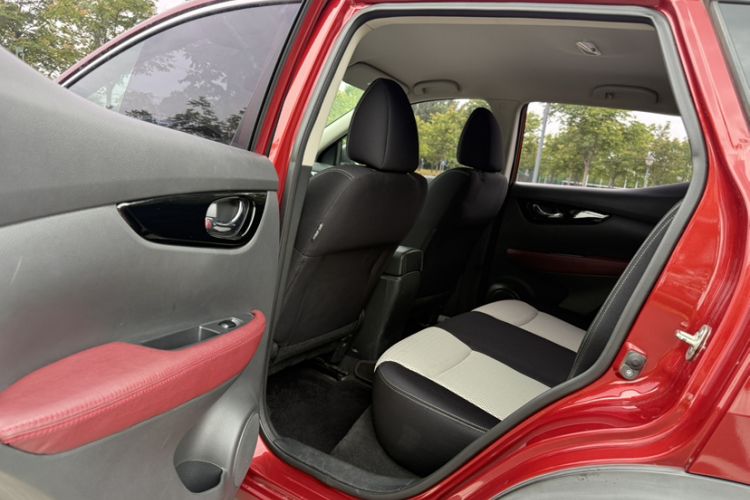 Used Nissan Qashqai 2016 2.0L CVT Elite Edition Interior 11