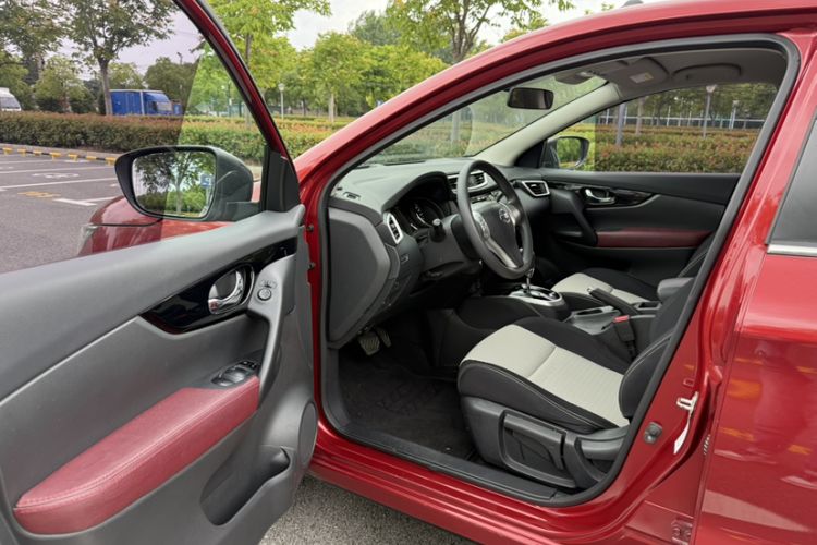 Used Nissan Qashqai 2016 2.0L CVT Elite Edition Interior 2