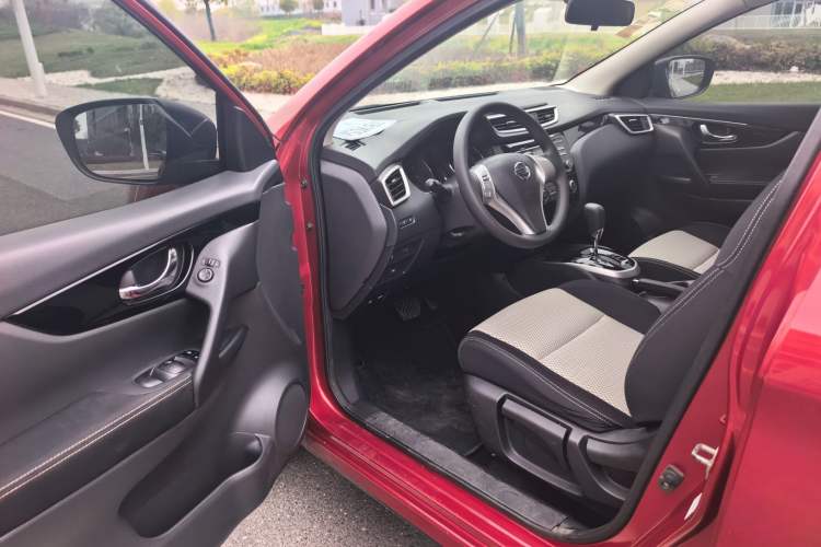 Used Nissan Qashqai 2016 2.0L CVT Elite Edition Interior 2