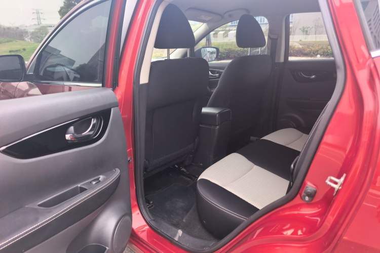 Used Nissan Qashqai 2016 2.0L CVT Elite Edition Interior 2