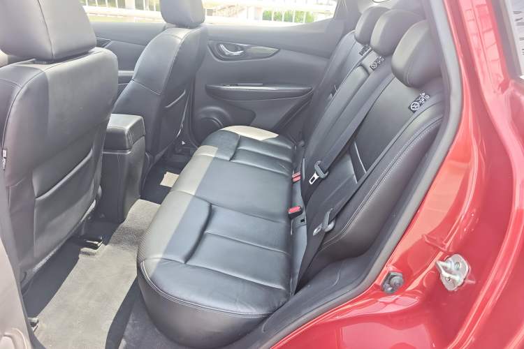Used Nissan Qashqai 2016 2.0L CVT Deluxe Edition Interior 3