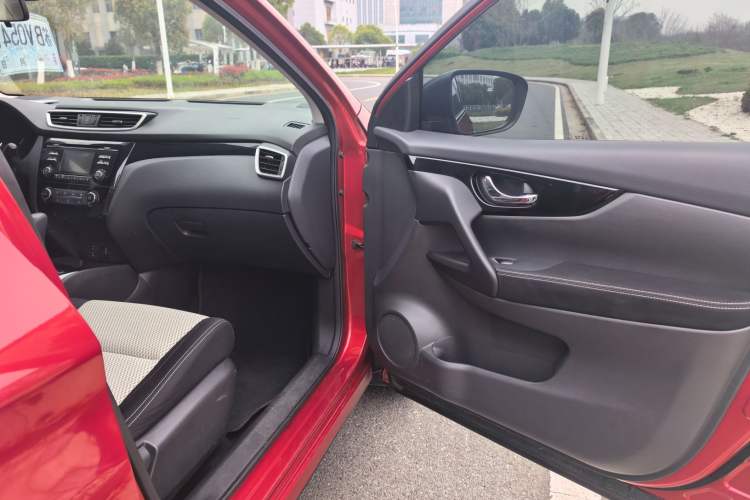 Used Nissan Qashqai 2016 2.0L CVT Elite Edition Interior 3