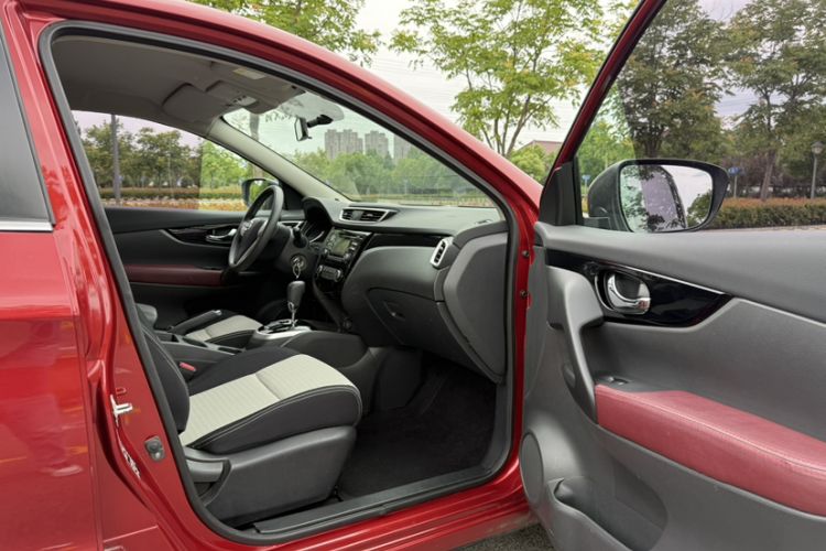 Used Nissan Qashqai 2016 2.0L CVT Elite Edition Interior 5