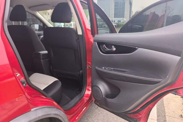 Used Nissan Qashqai 2016 2.0L CVT Elite Edition Interior 7