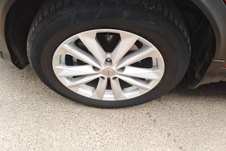 Used Nissan Qashqai 2016 2.0L CVT Elite Edition Left Front Wheel Hub