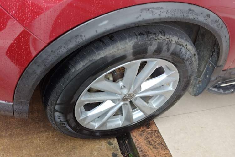 Used Nissan Qashqai 2016 2.0L CVT Elite Edition Left Front Wheel Hub