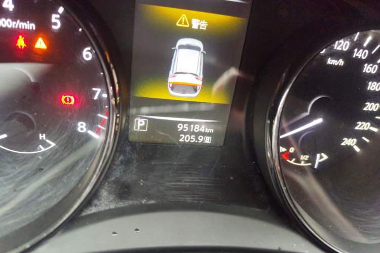 Used Nissan Qashqai 2016 2.0L CVT Luxury Edition Odometer Close Up