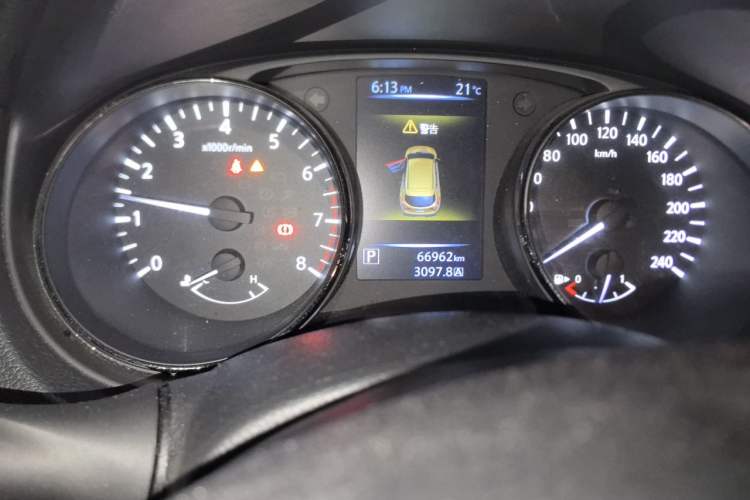 Used Nissan Qashqai 2016 2.0L CVT Elite Edition Odometer Close Up