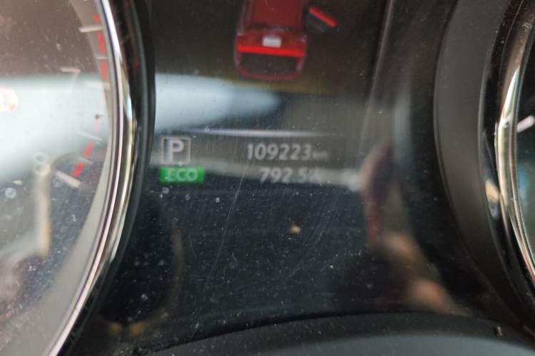 Used Nissan Qashqai 2016 2.0L CVT Elite Edition Odometer Close Up