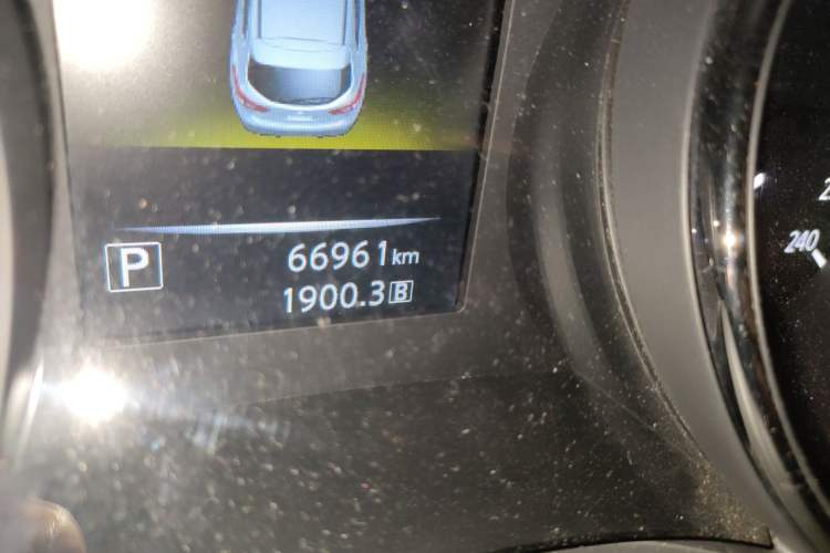 Used Nissan Qashqai 2016 2.0L CVT Elite Edition Odometer Close Up