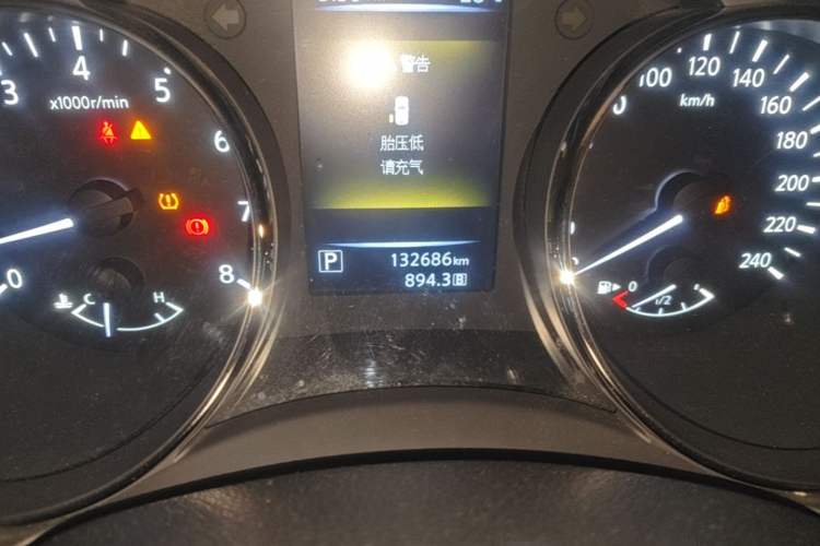Used Nissan Qashqai 2016 2.0L CVT Luxury Edition Odometer Close Up