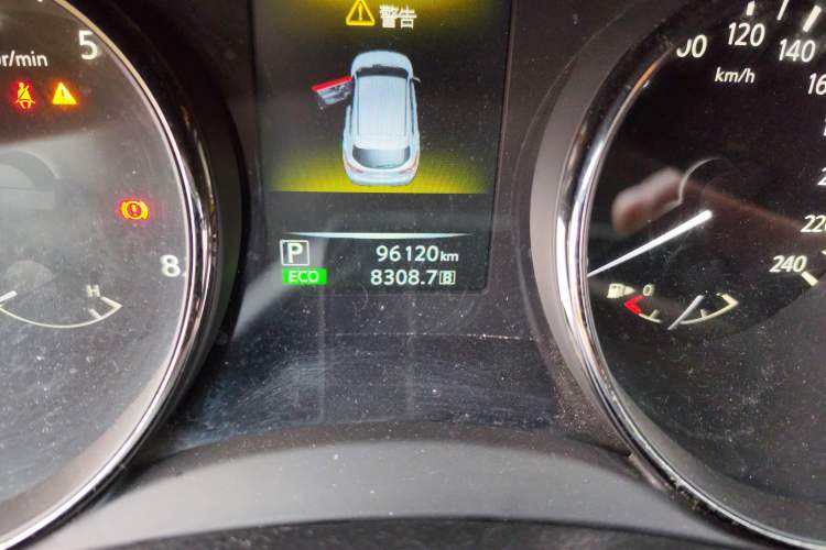 Used Nissan Qashqai 2016 2.0L CVT Elite Edition Odometer Close Up