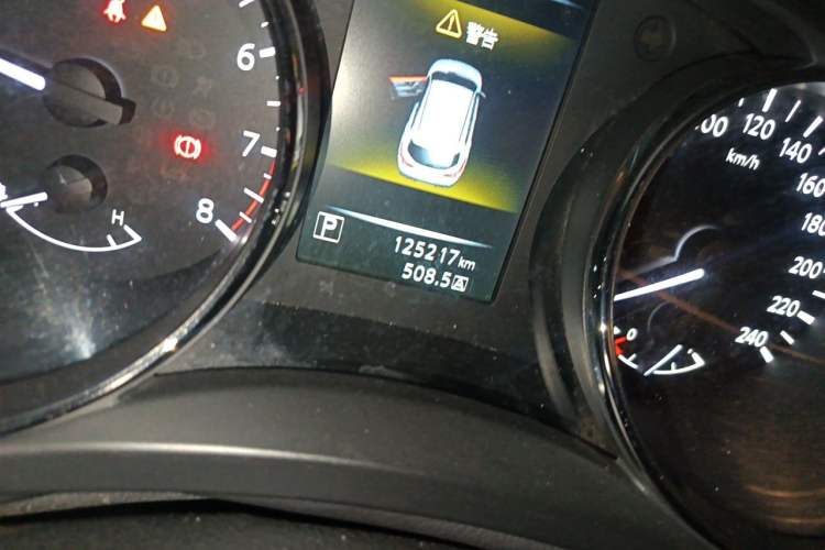 Used Nissan Qashqai 2016 2.0L CVT Luxury Edition Odometer Close Up