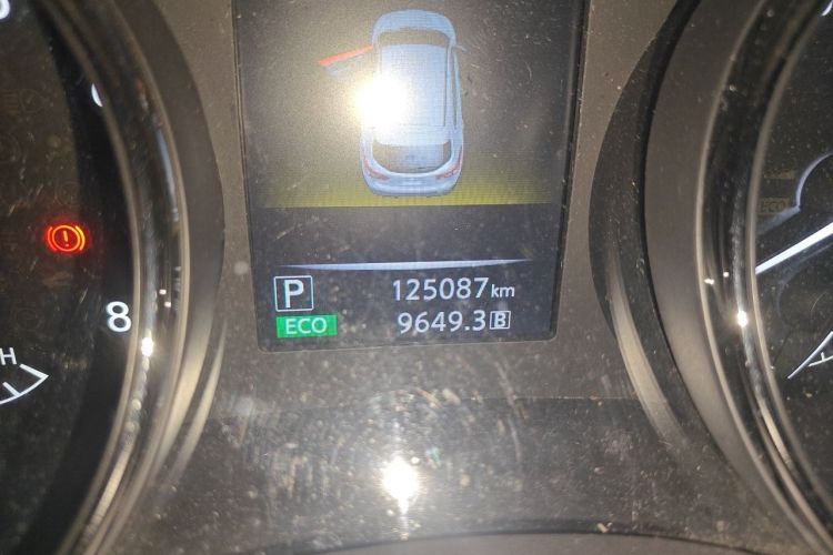 Used Nissan Qashqai 2016 2.0L CVT Elite Edition Odometer Close Up