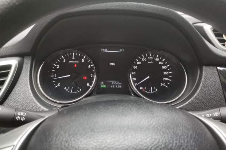 Used Nissan Qashqai 2016 2.0L CVT Elite Edition Odometer Close Up