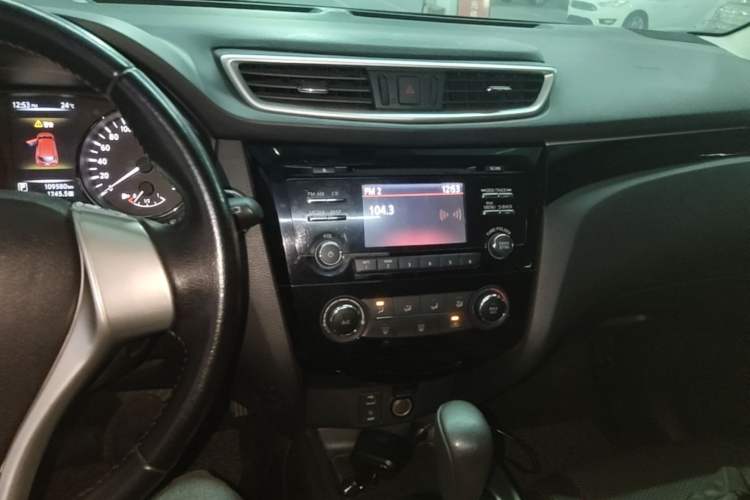 Used Nissan Qashqai 2016 2.0L CVT Luxury Edition Audio And AC Panel