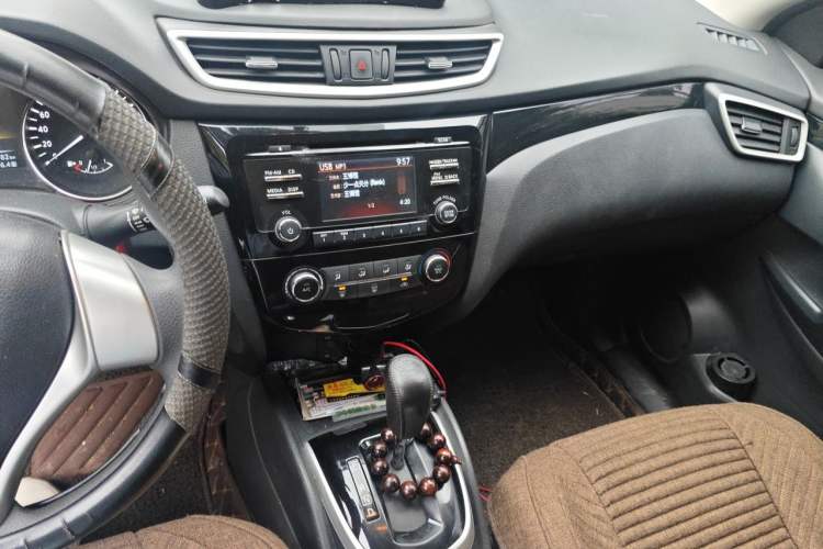 Used Nissan Qashqai 2016 2.0L CVT Elite Edition Audio And AC Panel
