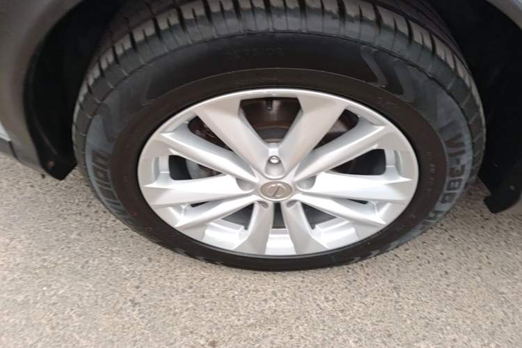 Used Nissan Qashqai 2016 2.0L CVT Elite Edition Left Front Wheel Hub