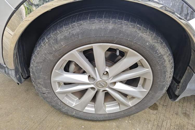 Used Nissan Qashqai 2016 2.0L CVT Elite Edition Left Front Wheel Hub