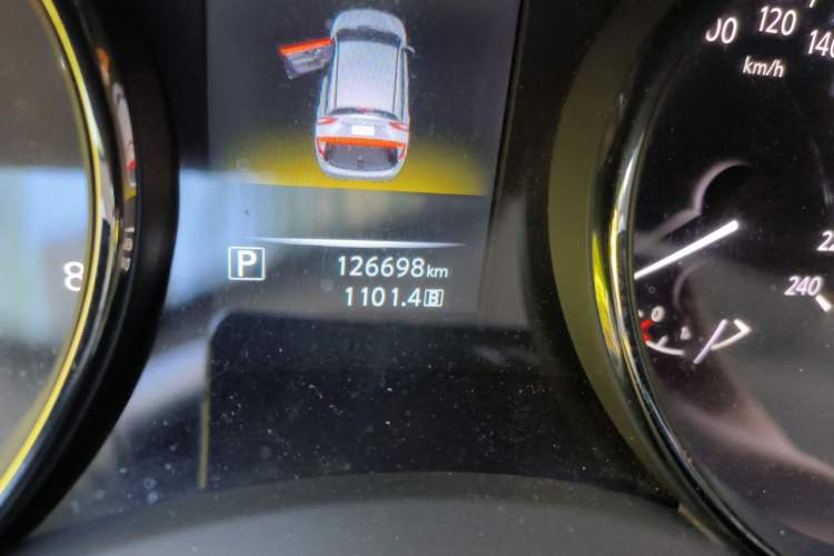 Used Nissan Qashqai 2016 2.0L CVT Deluxe Edition Odometer Close Up