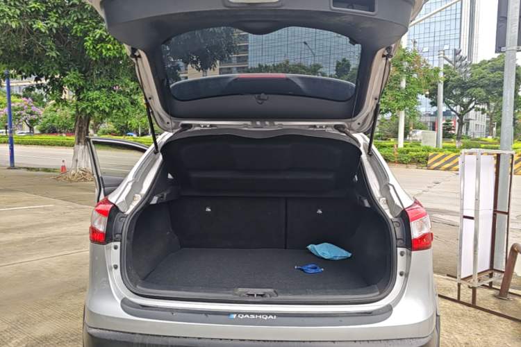 Used Nissan Qashqai 2016 2.0L CVT Elite Edition Trunk