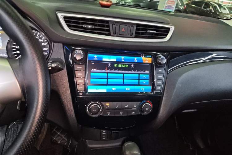 Used Nissan Qashqai 2016 2.0L CVT Elite Edition Audio And AC Panel