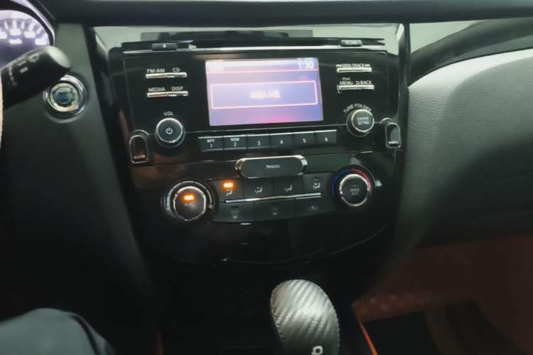 Used Nissan Qashqai 2016 2.0L CVT Elite Edition Audio And AC Panel