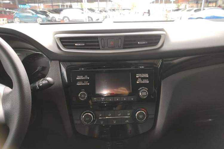 Used Nissan Qashqai 2016 2.0L CVT Elite Edition Audio And AC Panel