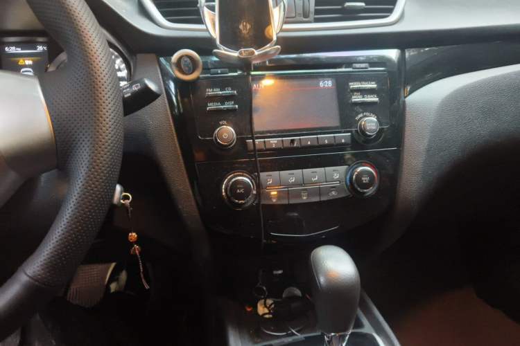 Used Nissan Qashqai 2016 2.0L CVT Elite Edition Audio And AC Panel