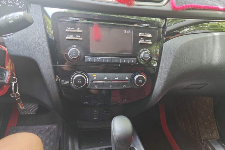 Used Nissan Qashqai 2016 2.0L CVT Leading Edition Audio And AC Panel