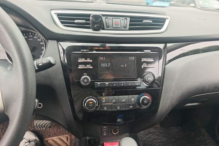 Used Nissan Qashqai 2016 2.0L CVT Elite Edition Audio And AC Panel