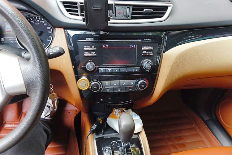 Used Nissan Qashqai 2016 2.0L CVT Elite Edition Audio And AC Panel