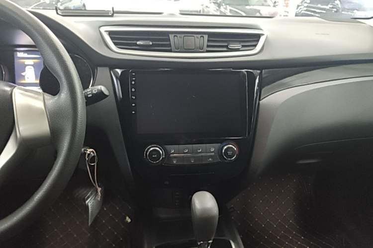 Used Nissan Qashqai 2016 2.0L CVT Elite Edition Audio And AC Panel