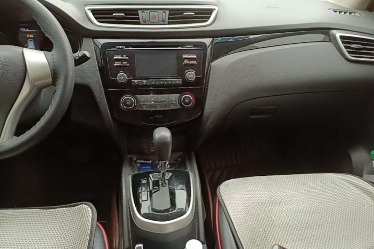Used Nissan Qashqai 2016 2.0L CVT Elite Edition Audio And AC Panel