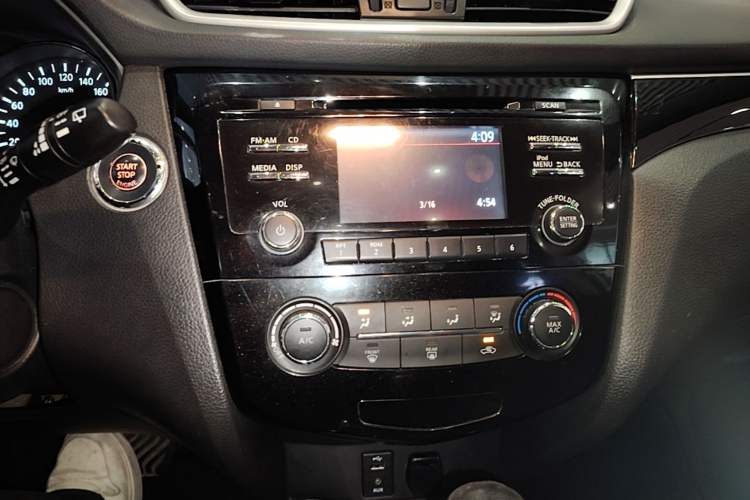 Used Nissan Qashqai 2016 2.0L CVT Luxury Edition Audio And AC Panel