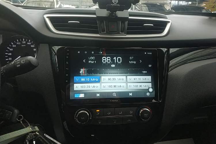 Used Nissan Qashqai 2016 2.0L CVT Elite Edition Audio And AC Panel