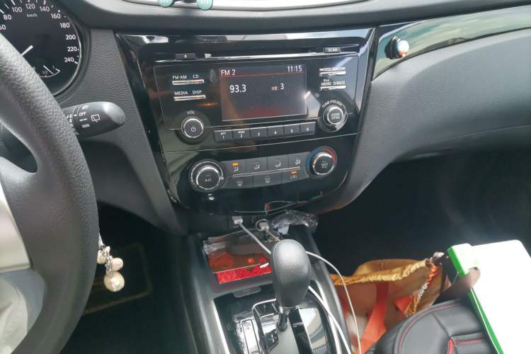 Used Nissan Qashqai 2016 2.0L CVT Elite Edition Audio And AC Panel