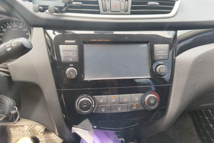 Used Nissan Qashqai 2016 2.0L CVT Elite Edition Audio And AC Panel