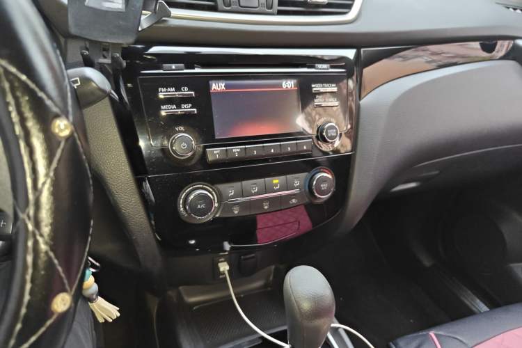 Used Nissan Qashqai 2016 2.0L CVT Elite Edition Audio And AC Panel