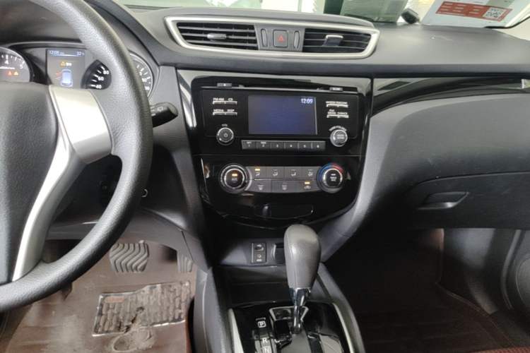 Used Nissan Qashqai 2016 2.0L CVT Elite Edition Audio And AC Panel