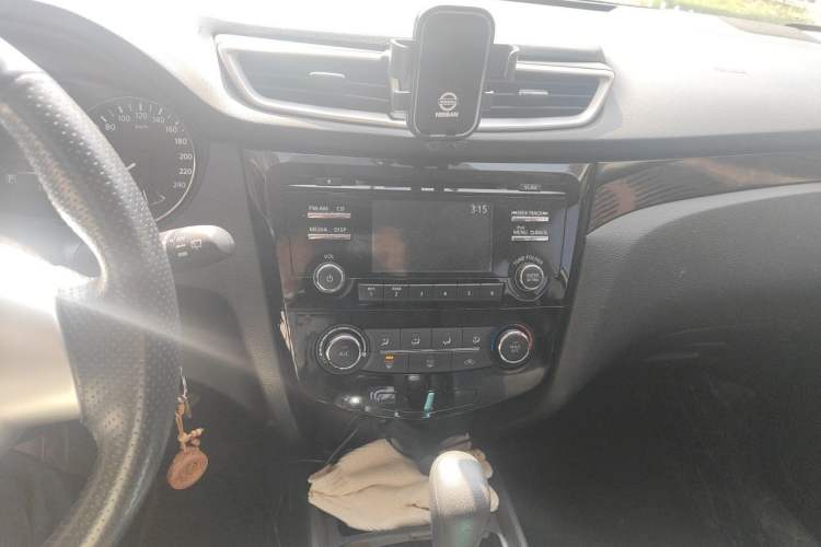 Used Nissan Qashqai 2016 2.0L CVT Elite Edition Audio And AC Panel