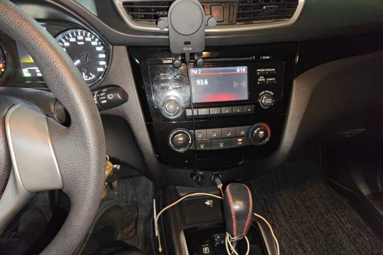 Used Nissan Qashqai 2016 2.0L CVT Elite Edition Audio And AC Panel