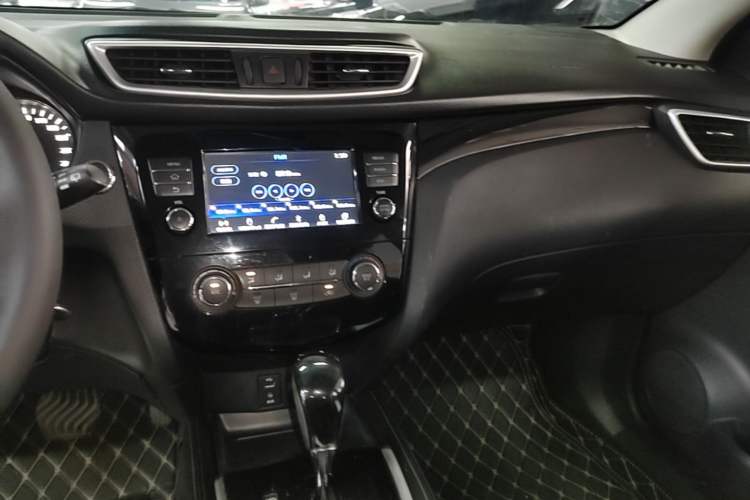 Used Nissan Qashqai 2016 2.0L CVT Elite Edition Audio And AC Panel
