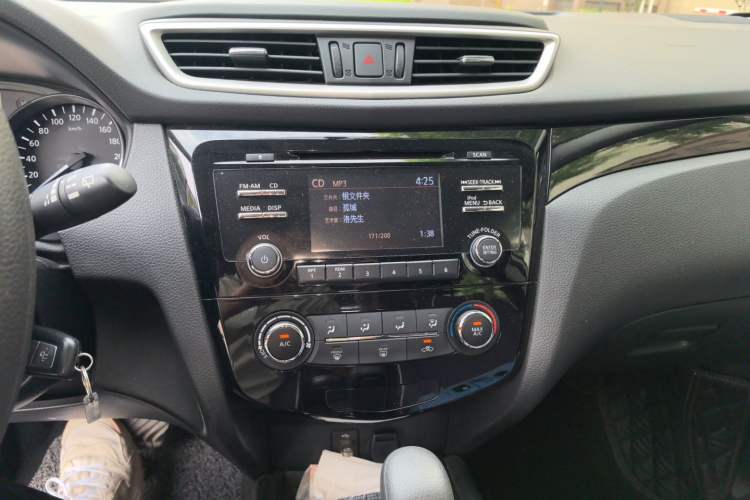 Used Nissan Qashqai 2016 2.0L CVT Elite Edition Audio And AC Panel