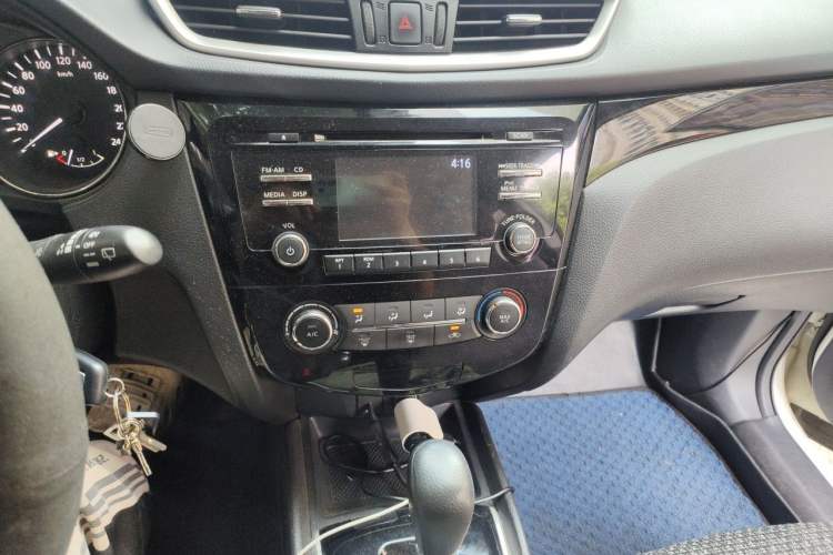Used Nissan Qashqai 2016 2.0L CVT Elite Edition Audio And AC Panel