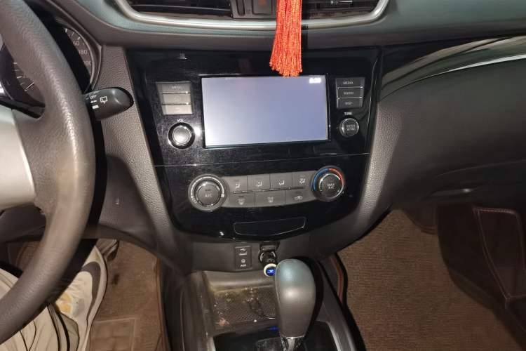 Used Nissan Qashqai 2016 2.0L CVT Elite Edition Audio And AC Panel