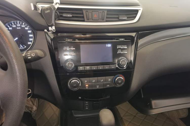 Used Nissan Qashqai 2016 2.0L CVT Elite Edition Audio And AC Panel