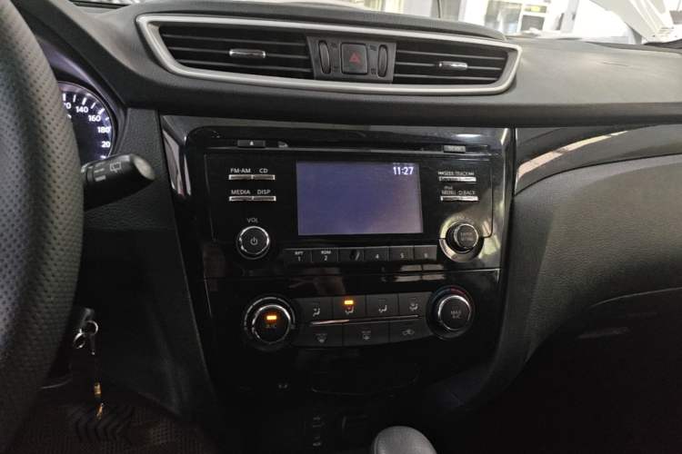 Used Nissan Qashqai 2016 2.0L CVT Elite Edition Audio And AC Panel
