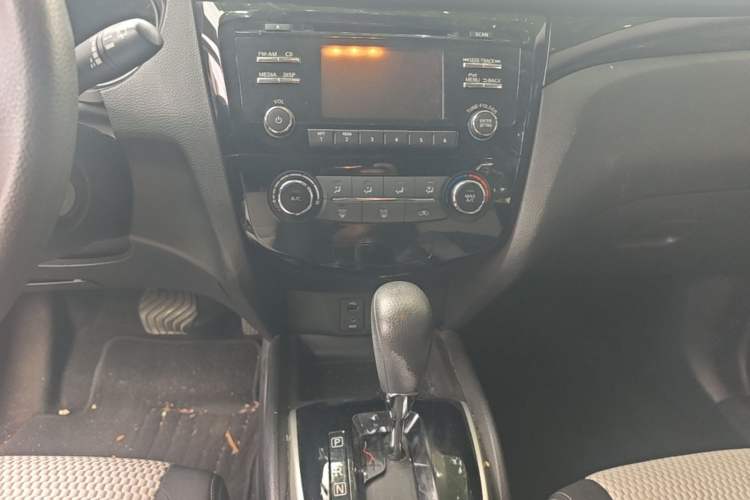 Used Nissan Qashqai 2016 2.0L CVT Elite Edition Audio And AC Panel